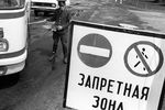 На дорогах, ведущих к станции, были установлены медицинские дозиметрические посты (на снимке), которые тщательно обследовали всю выходящую из 30-километровой зоны технику, 1986 год 