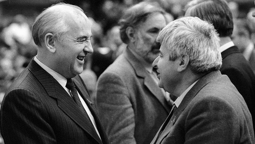 Генеральный секретарь ЦК КПСС, председатель Верховного Совета СССР Михаил Горбачев и Гавриил Попов, 1989&nbsp;год