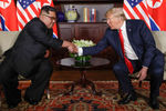 Высший руководитель КНДР Ким Чен Ын и президент США Дональд Трамп во время встречи на острове Сентоса в Сингапуре, 12 июня 2018 года