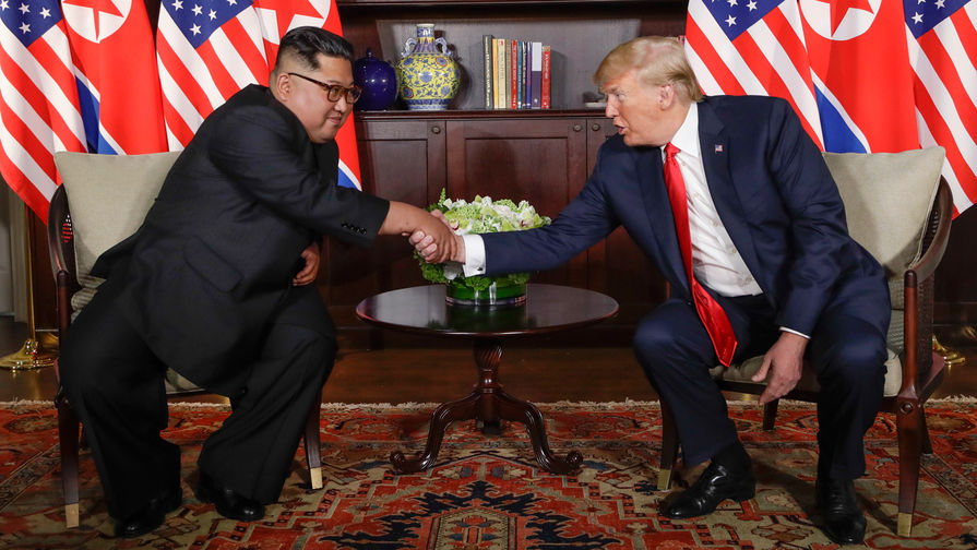 Высший руководитель КНДР Ким Чен Ын и президент США Дональд Трамп во время встречи на острове Сентоса в Сингапуре, 12 июня 2018 года