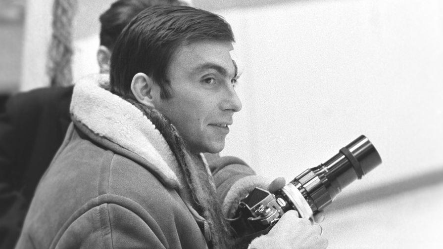 Хоккеист Евгений Зимин наблюдает во время турнира на&nbsp;приз газеты &laquo;Известия&raquo;, 1971 год