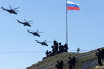 Ударный вертолет Ми-24П, во время воздушной части военного парада в Санкт-Петербурге, посвященного 73-й годовщине Победы в Великой Отечественной войне, 2018 год