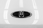 Логотип на автомобиле «Москвич 3» во время демонстрации на автомобильном заводе «Москвич», 23 ноября 2022 года
