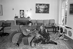 Французская актриса Марина Влади и актер Владимир Высоцкий у себя дома в пригороде Парижа, 1980 год 