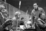 1975 год. Тренировка сборной СССР по хоккею. Справа - старший тренер Борис Кулагин, слева - защитник Валерий Васильев.