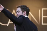 Актер Роберт Паттинсон позирует на красной дорожке перед показом конкурсного фильма «В дороге»