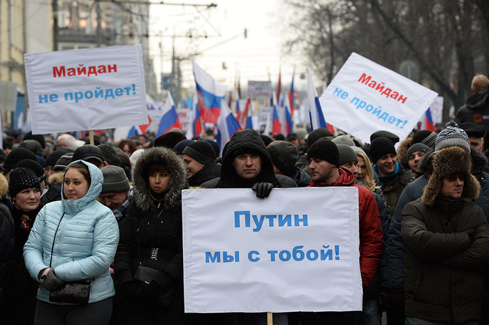 Участники молодежных и ветеранских патриотических организаций во время шествия в&nbsp;Москве в&nbsp;поддержку соотечественников на&nbsp;Украине