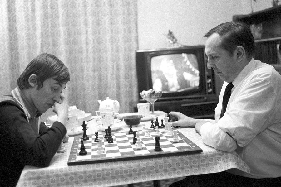 Анатолий Карпов родился в&nbsp;семье инженера и домохозяйки. Отец будущего гроссмейстера Евгений Карпов (признан в РФ иностранным агентом) &ndash; соавтор проектов РСЗО «Град» и шариковых бомб. Именно он привил своему сыну любовь к&nbsp;шахматам, начав обучать его этой игре, когда мальчику было пять лет.
<br>На фото: Анатолий Карпов играет в&nbsp;шахматы с&nbsp;отцом Евгением Степановичем