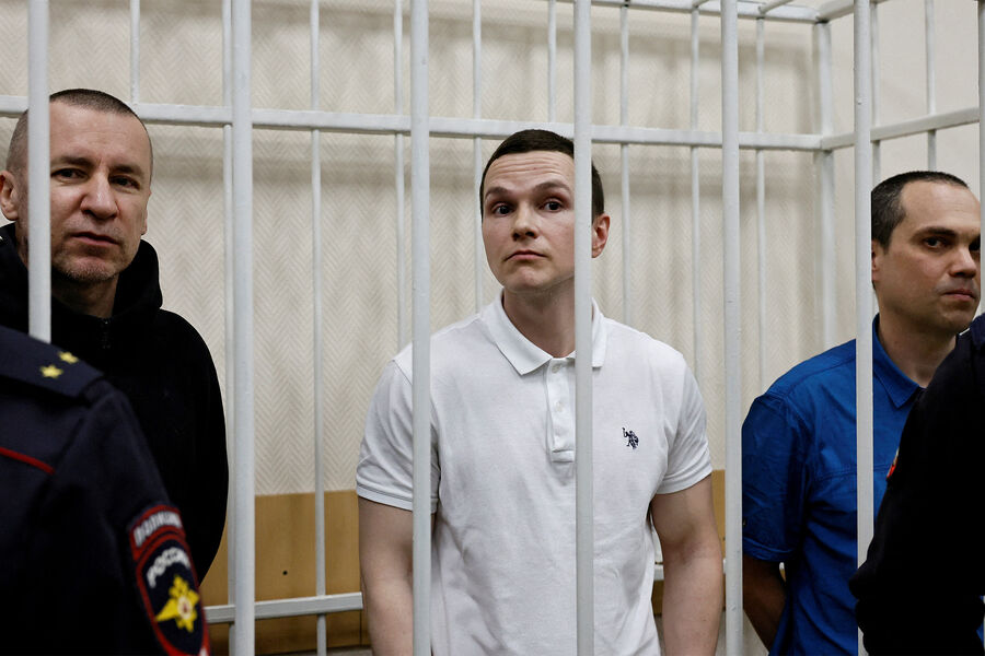 Адвокаты Игорь Сергунин, Алексей Липцер и Вадим Кобзев, представлявшие интересы Алексея Навального, на&nbsp;судебном заседании по&nbsp;обвинению в&nbsp;участии в&nbsp;экстремистской организации в&nbsp;городе Петушки Владимирской области, Россия, 17&nbsp;января 2025&nbsp;года