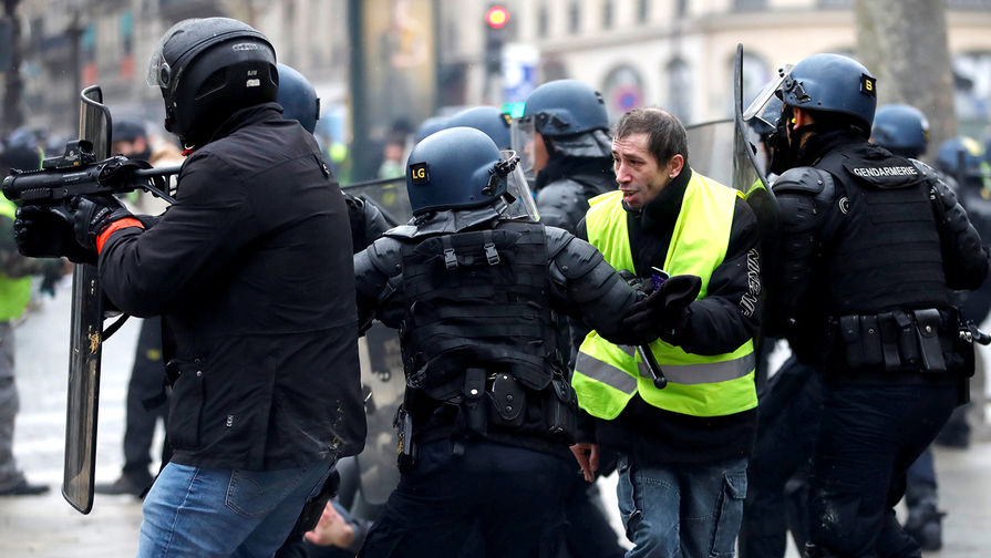 Участники акции протеста движения автомобилистов &laquo;желтые жилеты&raquo; в&nbsp;Париже, 15 декабря 2018 года