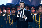 Певец Евгений Кунгуров и хор и оркестр Академического Ансамбля песни и пляски войск национальной гвардии Российской Федерации на V благотворительном концерте «Здравствуй, страна героев!», посвященном Дню Героев Отечества, в Государственном Кремлевском Дворце в Москве, 2022 год 
