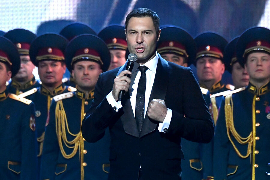 Певец Евгений Кунгуров и хор и оркестр Академического Ансамбля песни и пляски войск национальной гвардии Российской Федерации на&nbsp;V благотворительном концерте &laquo;Здравствуй, страна героев!&raquo;, посвященном Дню Героев Отечества, в&nbsp;Государственном Кремлевском Дворце в&nbsp;Москве, 2022&nbsp;год 