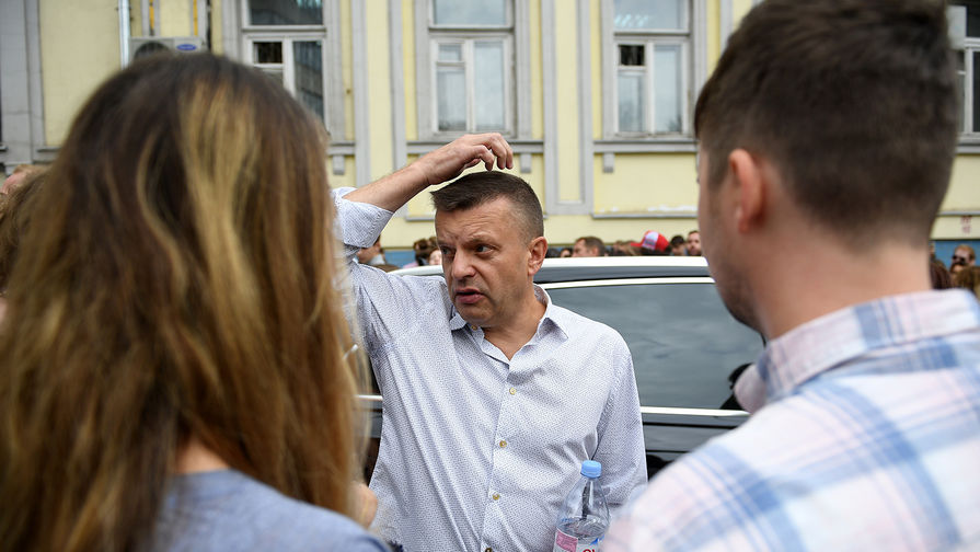 Журналист, телеведущий, режиссер и актер Леонид Парфенов во время акции в поддержку руководителя театра «Гоголь-центр» Кирилла Серебренникова у здания Басманного суда