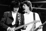 Ронни Вуд и Мик Джаггер во время выступления в Роттердаме, 1990 год