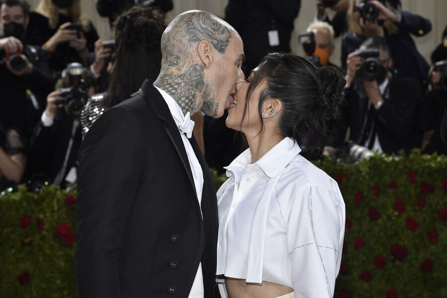 Кортни Кардашьян и Трэвис Баркер на&nbsp;благотворительном балу Met Gala в&nbsp;Нью-Йорке, 2022&nbsp;год
