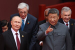 Президент РФ Владимир Путин и председатель КНР Си Цзиньпин (справа) после совместного фотографирования глав иностранных делегаций, приглашенных на торжественные мероприятия по случаю 80-й годовщины Победы китайского народа в войне сопротивления Японии и окончания Второй мировой войны в Пекине, Китай, 3 сентября 2025 года
