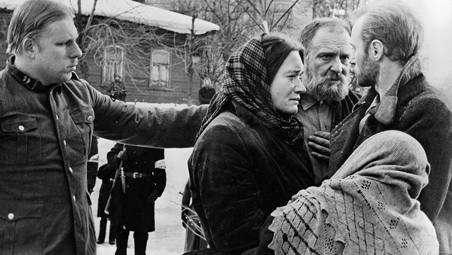 Актриса Людмила Полякова (в центре) в художественном фильме режиссера Ларисы Шепитько «Восхождение», 1977 год
