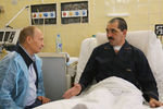 Владимир Путин поздравляет с днем рождения президента Ингушетии Юнус-Бека Евкурова, проходящего лечение в институте хирургии имени А.В.Вишневского, 2009 год