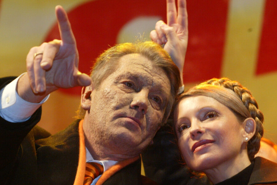 Лидер украинской оппозиции Виктор Ющенко и его главная союзница Юлия Тимошенко во время митинга на&nbsp;площади Независимости в&nbsp;Киеве, 27&nbsp;декабря 2004&nbsp;года