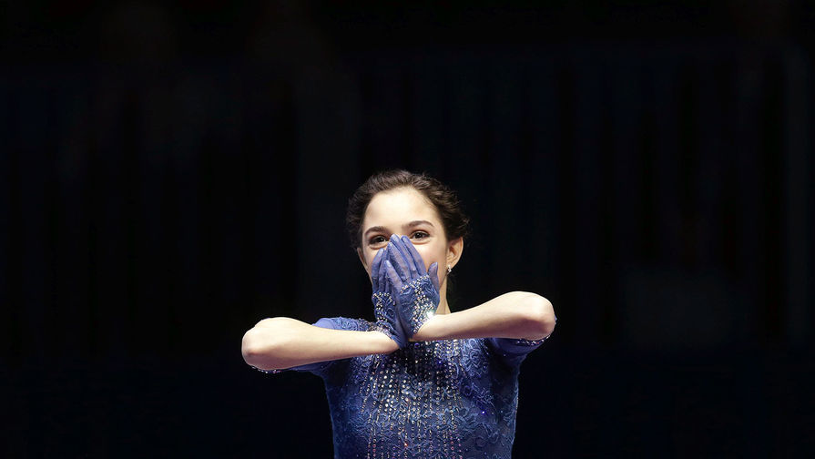 Чемпионка Европы Евгения Медведева во время награждения