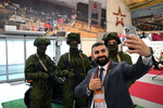 Посетитель фотографируется на Международном военно-техническом форуме «Армия-2023» в Конгрессно-выставочном центре «Патриот», 14 августа 2023 год
