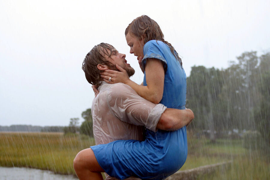 <b>«Дневник памяти» (2004), Райан Гослинг и Рэйчел Макадамс</b>
<br><br>
Поцелуй Ноя и Элли — один из&nbsp;самых зрелищных в&nbsp;мировом кинематографе. Не зря он получил премию MTV Movie Award за&nbsp;лучший поцелуй. А как иначе? Долгая разлука, дождь, любовь юности, — как не прослезиться?
