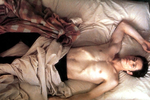 <b>«Чуткий сон» (1995)</b>
<br><br>
Через несколько минут после его ухода она падает из окна.
Режиссером картины стал Пол Шредер, автор сценария «Последнего искушения Христа» — после он еще шесть раз снял Дефо в своих фильмах.
