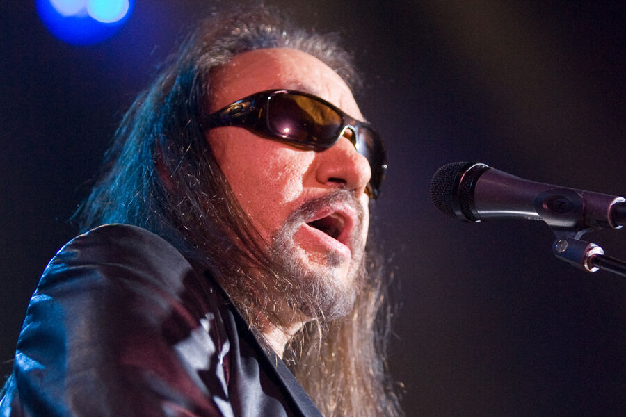 Гитарист группы Kiss Эйс Фрейли во время выступления в&nbsp;поддержку своего первого сольного альбома «Anomaly» в&nbsp;Кливленде, штат Огайо, 11&nbsp;ноября 2009&nbsp;года