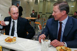 Президент России Владимир Путин и заместитель главы правительства, министр обороны РФ Сергей Иванов во время посещения новой штаб-квартиры Главного разведывательного управления Генерального штаба Вооруженных сил России, 2006 год
