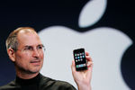 Феноменальный успех iPod заставил Джобса задуматься о том, что Apple обязательно нужно было занять место еще и на рынке мобильных телефонов
Джобс отказался от пластикового экрана, приняв решение заменить его на стекло. Первый iPhone был представлен в январе 2007 года. После этого журнал Time объявил смартфон Джобса изобретением года.
В сентябре 2021 года стало известно, что Apple продала два миллиарда iPhone по всему миру.