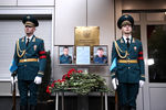 Военнослужащие около портрета главы МЧС Евгения Зиничева в Национальном центре управления в кризисных ситуациях, где проходит церемония прощания с ним, 10 сентября 2021 года 