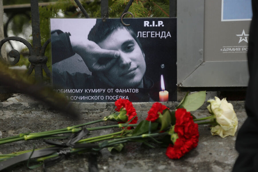 Церемония прощания с&nbsp;рэпером Пашей Техником (Павел Ивлев) в&nbsp;храме Петра и Павла в&nbsp;Лефортово, 11&nbsp;апреля 2025&nbsp;года