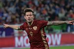 Форвард отмечает забитый гол в товарищеском матче между сборными России и Ганы