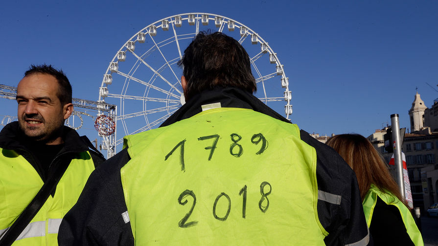 Участники акции протеста движения автомобилистов &laquo;желтые жилеты&raquo; в&nbsp;Париже, 15 декабря 2018 года