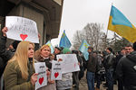 Участники митинга у здания Верховного совета Крыма в Симферополе