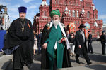 Председатель синодального отдела по взаимоотношениям Церкви и общества протоиерей Всеволод Чаплин и верховный муфтий России Талгат Таджуддин (слева направо) во время военного парада на Красной площади, посвященного 70-й годовщине Победы в Великой Отечественной войне