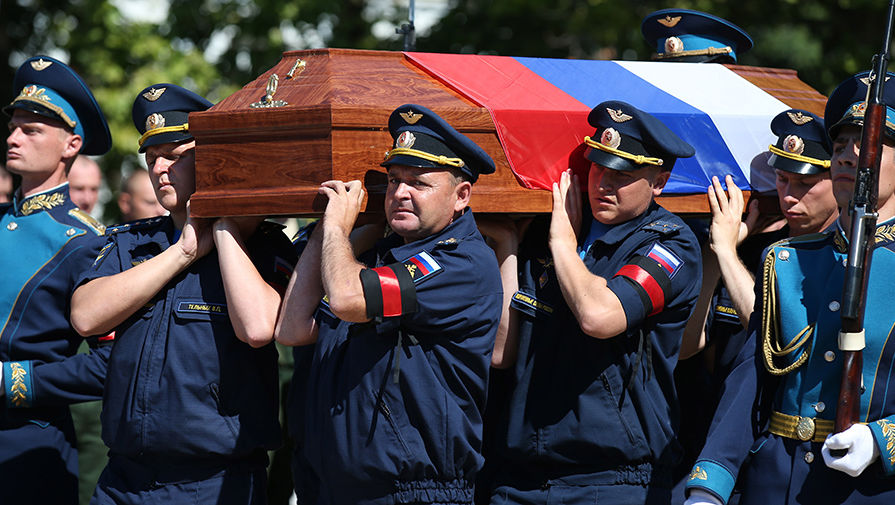 На церемонии прощания с погибшим в Сирии российским военным летчиком-инструктором Ряфагатем Хабибуллиным в городе Кореновске