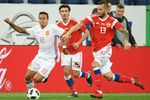 Игроки сборной России борьбе за мяч