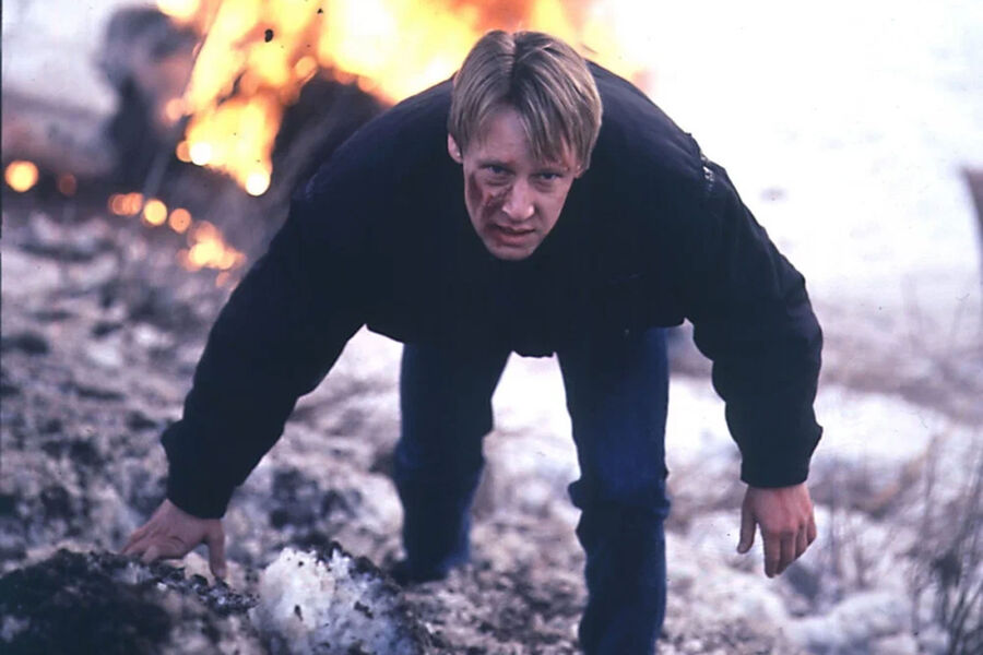 <b>«Черный квадрат», Юрий Мороз (1992)</b>
<br><br>
Действие фильма происходит в&nbsp;ноябре &mdash; декабре 1982&nbsp;года, когда стажер Мосгорпрокуратуры Александр Турецкий (Харатьян) и его руководитель Меркулов (Виталий Соломин) участвуют в&nbsp;расследовании убийства начальник главка Внешторга Ракитина. Судмедэксперта Риту Счастливую, с&nbsp;которой у&nbsp;Турецкого начался роман, сыграла Елена Яковлева. В&nbsp;фильме также снялись Виталий Соломин, Василий Лановой, Армен Джигарханян, Татьяна Кравченко и другие.