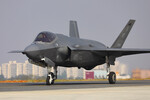 Всепогодный малозаметный истребитель-бомбардировщик F-35 на международной выставке Aero India 2025 на территории военно-воздушной базы Yelahanka в Бангалоре