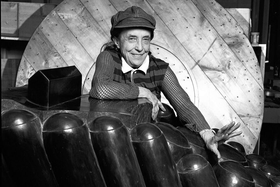 <b>Луиз Буржуа (1911&mdash;2010)</b><br><br>
Американский скульптор и художница выросла в&nbsp;обеспеченной, но несчастливой семье &mdash; она с&nbsp;детства наблюдала, как отец изменяет матери с&nbsp;английской гувернанткой. В&nbsp;30-е годы увлеклась левыми идеями, была ассистенткой Фернана Леже, посещала Советский Союз. Но в&nbsp;1939-м вышла замуж и переехала в&nbsp;США, где занялась скульптурой. Свое почетное место в&nbsp;искусстве XX века она заняла благодаря масштабным композициям, в&nbsp;которых она анализирует травматичный опыт детства &mdash; например, инсталляции «Разрушение отца».