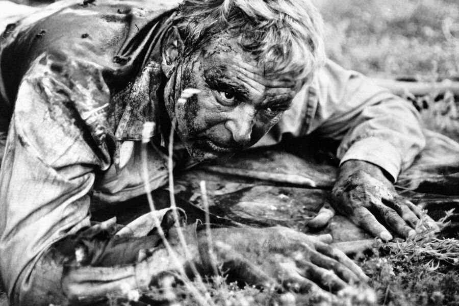 <b>«Они сражались за&nbsp;Родину» (1975, актер, сценарист и режиссер)</b>
<br><br>
Двухсерийный фильм по&nbsp;одноименному роману Шолохова вышел на&nbsp;экраны через&nbsp;30 лет после Победы и до&nbsp;сих пор считается одной из&nbsp;лучших картин о&nbsp;Великой Отечественной войне. Он рассказывает о&nbsp;событиях тяжелого 1942&nbsp;года, когда Красная армия отступала к&nbsp;Дону. Стрелковый полк, получивший задание удержать высоту в&nbsp;степи, несет потери в&nbsp;страшном бою. В&nbsp;живых осталось не больше 30&nbsp;человек. Но им удалось сохранить знамя, которое они клянутся донести до&nbsp;Берлина.
