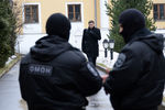 Сотрудники правоохранительных органов во время обысков в Международном центре Рерихов в Москве, 7 марта 2017 года
