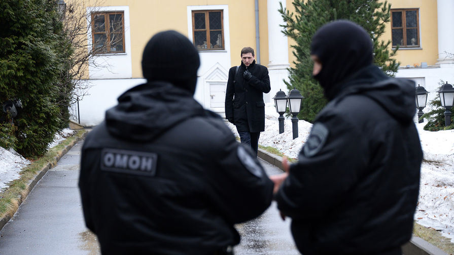 Сотрудники правоохранительных органов во время обысков в&nbsp;Международном центре Рерихов в&nbsp;Москве, 7&nbsp;марта 2017&nbsp;года