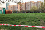 Сотрудники оперативных служб на месте обнаружения тел двух мужчин у станции метро «Новые Черемушки», 25 апреля 2019 года