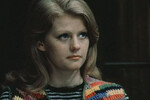 <b>«Чисто английское убийство» (1974)</b>
<br><br>
Одна из первых больших ролей Муравьевой в кино. В криминальном детективе по одноименному роману Сирила Хейра актриса сыграла дочь дворецкого Сюзанну Анну Бриггс (озвучила героиню Алла Будницкая), которая вместе с гостями оказывается запертой в фамильном замке, где практически одновременно умирают несколько человек. Из забавного – все машины в ленте леворульные, хотя действие разворачивается в «праворульной» Англии.