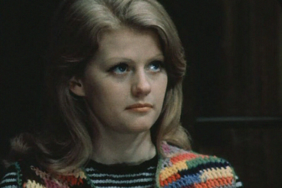 <b>&laquo;Чисто английское убийство&raquo; (1974)</b>
<br><br>
Одна из&nbsp;первых больших ролей Муравьевой в&nbsp;кино. В&nbsp;криминальном детективе по&nbsp;одноименному роману Сирила Хейра актриса сыграла дочь дворецкого Сюзанну Анну Бриггс (озвучила героиню Алла Будницкая), которая вместе с&nbsp;гостями оказывается запертой в&nbsp;фамильном замке, где практически одновременно умирают несколько человек. Из&nbsp;забавного &ndash; все машины в&nbsp;ленте леворульные, хотя действие разворачивается в&nbsp;&laquo;праворульной&raquo; Англии.