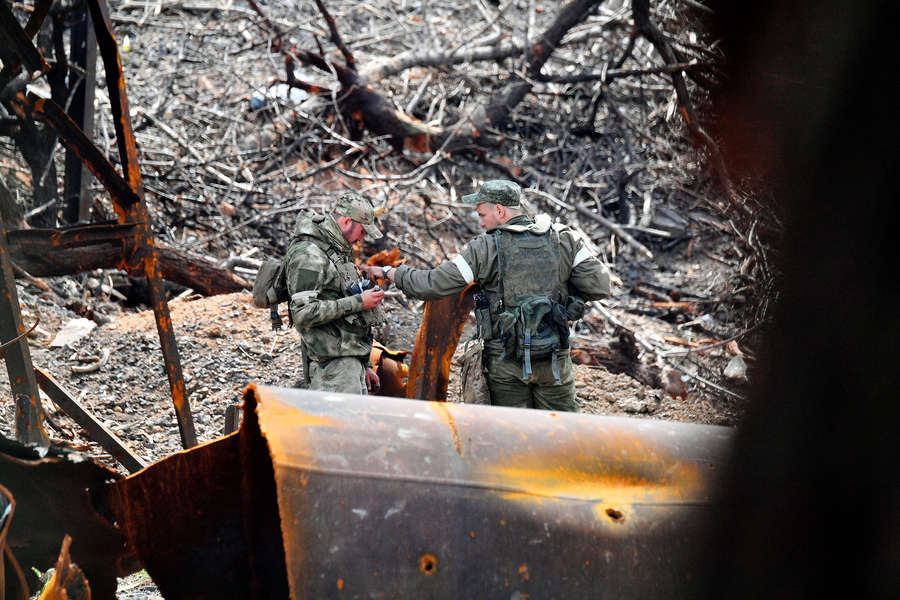 Саперы батальона &laquo;Восток&raquo; Народной милиции ДНР обходят территорию разрушенного завода &laquo;Азовсталь&raquo; в&nbsp;Мариуполе, 21&nbsp;мая 2022&nbsp;года