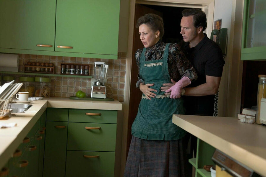 <b>«Заклятие 4: Последний обряд» (The Conjuring: Last Rites), реж. Майкл Чавес</b>
<br><br>
<b>Где и когда смотреть:</b> в&nbsp;мировом прокате &mdash; с&nbsp;5 сентября
<br><br>
Девятый фильм самой кассовой в&nbsp;истории хоррор-франшизы «Заклятие», как предполагается, завершит (по крайней мере, на&nbsp;большом экране) историю Эда и Лоррейн Уорренов &mdash; супружеской пары исследователей паранормального в&nbsp;исполнении Патрика Уилсона и Веры Фармиги. В&nbsp;основу сюжета новой части легло дело Смерлов, утверждавших, что в&nbsp;их доме в&nbsp;течение многих лет обитал демон. Режиссером «Последнего обряда» выступил Майкл Чавес, снявший предыдущий фильм «Заклятие 3: По&nbsp;воле дьявола», а также спин-офф «Проклятие монахини 2».