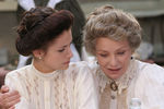 Анна Ковальчук и Ольга Остроумова в сцене из фильма «Адмиралъ» (2008)